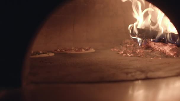 Две Пиццы Варить Рядом Дровами Горящий Огонь Неаполитанском Стиле Печи — стоковое видео