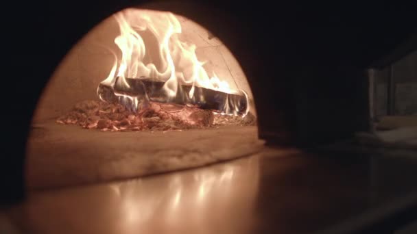 Slow Motion Closeup Wood Burning Neapolitan Style Pizza Oven — Vídeos de Stock