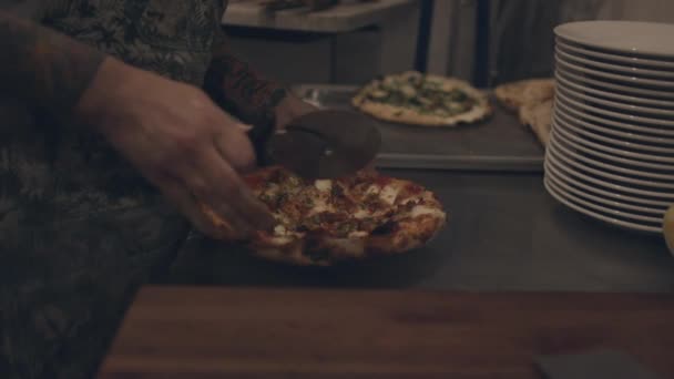 比萨厨师把烤箱里新鲜的披萨切成薄片 — 图库视频影像
