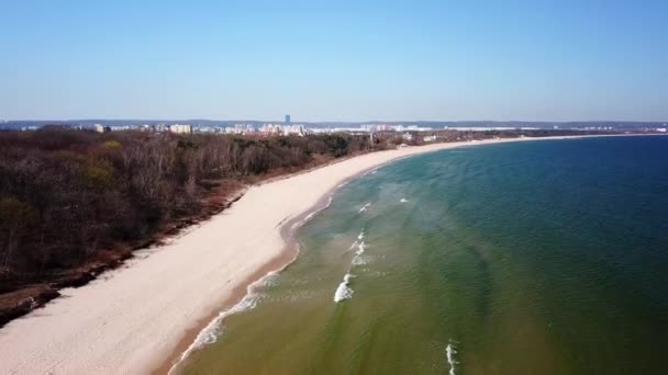 格但斯克湾空中 城市空中全景从海滨 向前飞 桑迪海滩和一个海滩公园从无人驾驶飞机 波兰格但斯克 — 图库视频影像