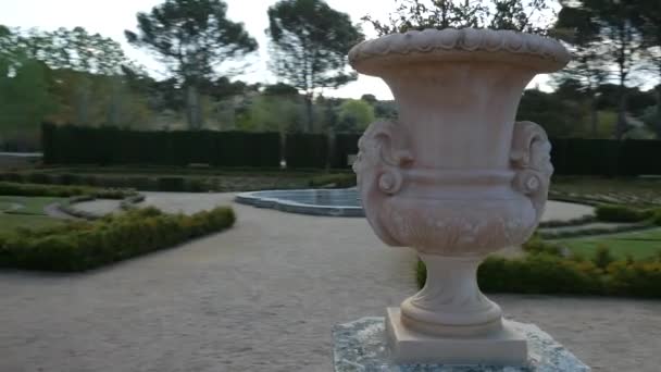 バロック様式の庭に角のある頭を持つ装飾用の鍋の周りに回転 — ストック動画