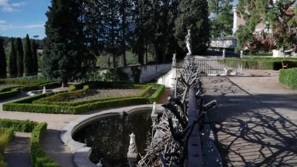 Panorámica Izquierda Plano General Jardín Barroco Con Fuentes Una Cerca — Vídeos de Stock