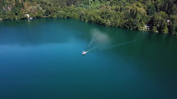 Pohled Malý Člun Monticchiových Jezer Dronu — Stock video