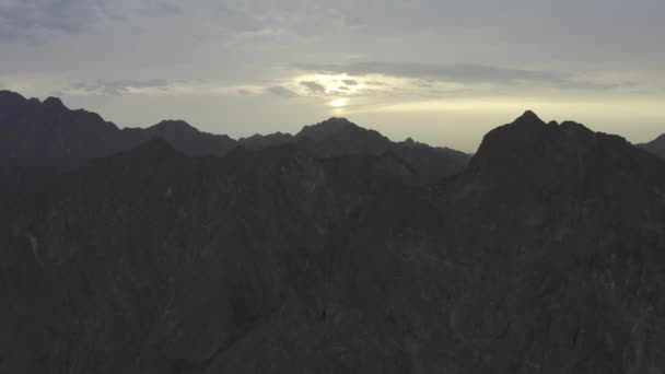 Zonsondergang Eindeloze Bergen Zicht Luchtzicht — Stockvideo