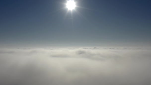 Nad Chmurami Drone Strzelił Nurkując Chmury Góra Dalekim Tle — Wideo stockowe