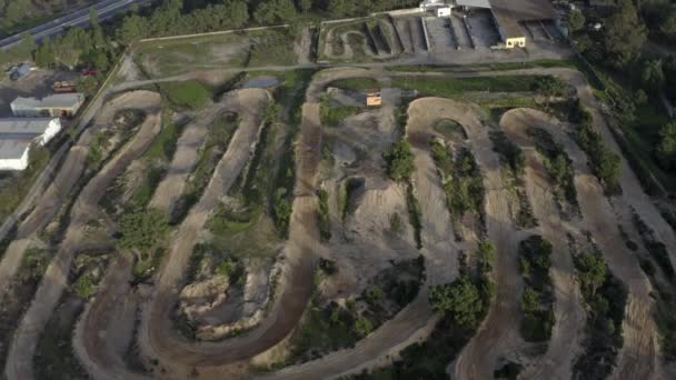 Motocross Utwór Lesie Pobliżu Autostrady Zaludnionej Strefy Strzał Drona — Wideo stockowe