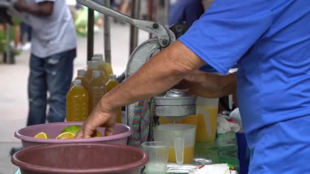 ベリーズサンイグアシオの屋外市場で新鮮なオレンジジュースを作っている人の終わり — ストック動画