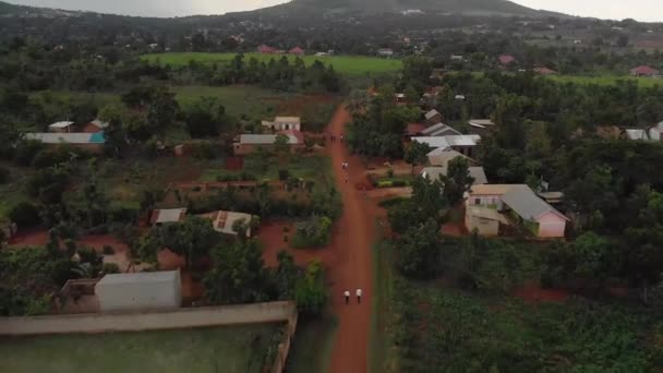Fırtınalı Yağmurlu Bir Havada Kırsal Bir Köyde Toprak Bir Yol — Stok video