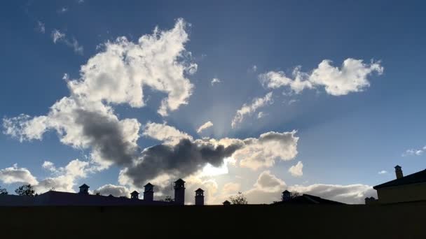 Χρονική Λήξη Ενός Ηλιοβασιλέματος Πίσω Από Σύννεφα Σιλουέτα Οροφής Ιδανικό — Αρχείο Βίντεο