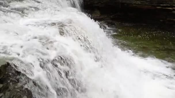 Rasant Beweglicher Wasserfall Weißwasser Stürzt Von Klippe — Stockvideo