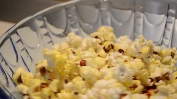 Close Static Shot Glass Bowl Filled Pop Corns Couple Reach — Stok Video