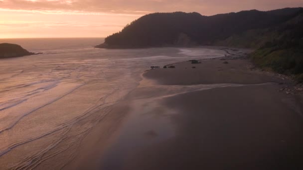 Drone Descendiendo Sobre Una Playa Vacía Atardecer Sur Oregon — Vídeos de Stock