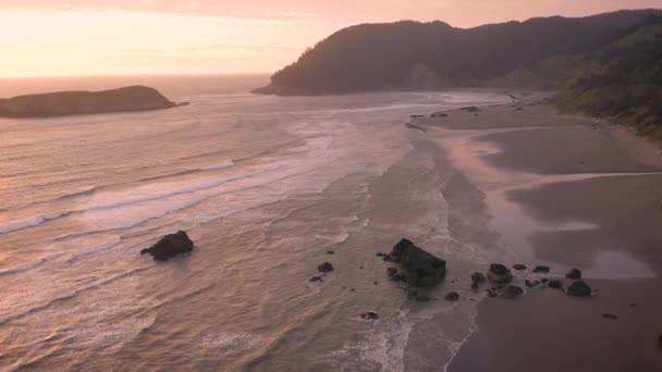 Drone Volando Hacia Adelante Sobre Hermosa Playa Con Pilas Mar — Vídeos de Stock