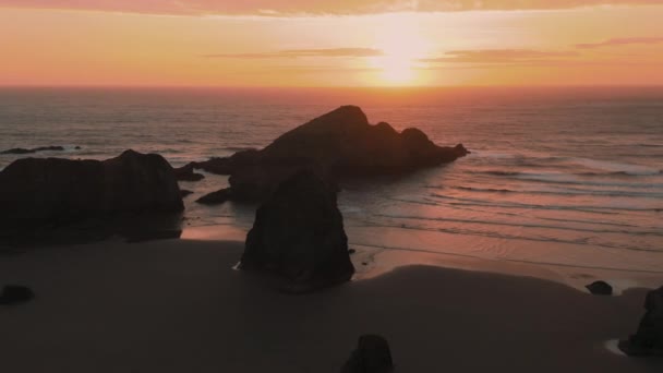 Drohne Fliegt Vorwärts Über Einen Schönen Strand Und Silhouettierte Seestürme — Stockvideo