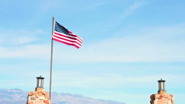 美国国旗迎风飘扬 两根杆子在侧面 蓝天在后面 — 图库视频影像