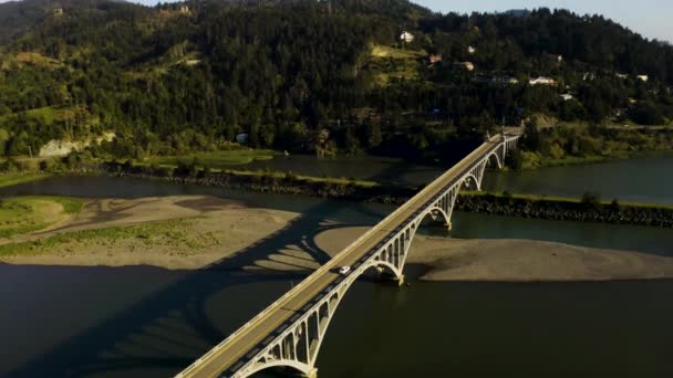 Nsansız Hava Aracı Yarım Daire Şeklinde Uçuyor Gold Beach Oregon — Stok video