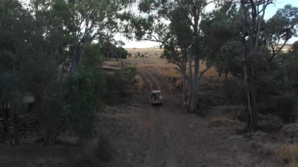 Landcruiser Está Conduciendo Través Del Interior Australia Disparado Con Dron — Vídeos de Stock