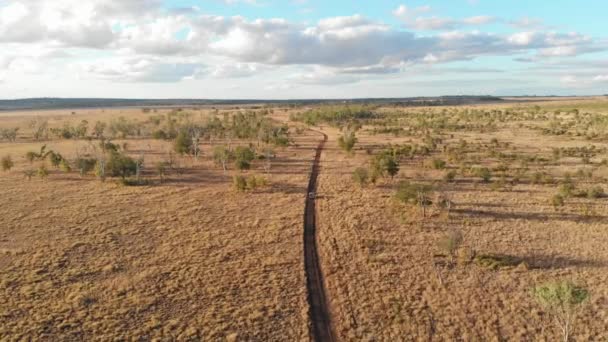 Landcruiser Jedzie Przez Pustkowie Australii Zastrzelony Dronem — Wideo stockowe