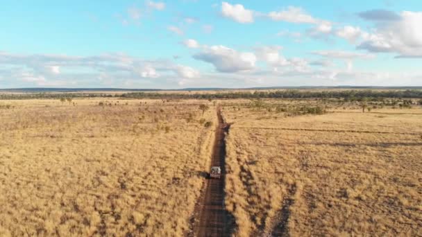 Landcruiser Fährt Von Australien Aus Mit Drohne Durchs Outback — Stockvideo