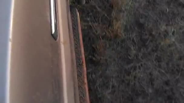 Arazi Kruvazörü Avustralya Dan Arabayla Geliyor Arabanın Içinden Vurulmuş — Stok video