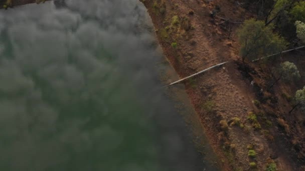 Przegląd Zdjęcia Drona Jeziora Pustkowiu Australii Odbiciami Wodzie Rurociągu — Wideo stockowe