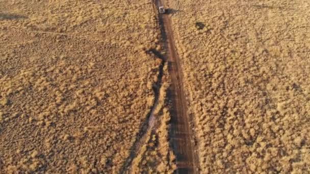 Landcruiser Fährt Von Australien Aus Mit Drohne Durchs Outback — Stockvideo