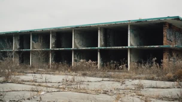 Abandonado Hotel Exterior Fondo — Vídeo de stock