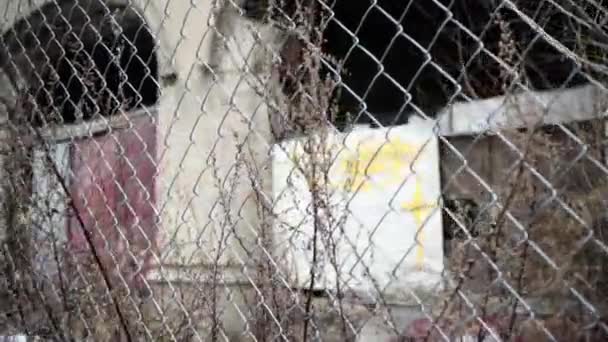 背对着被遗弃的教堂围栏 — 图库视频影像