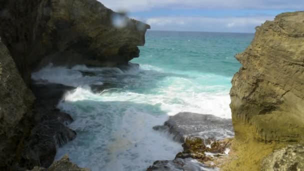 海浪冲击着波多黎各 印第安人洞穴 的悬崖 — 图库视频影像