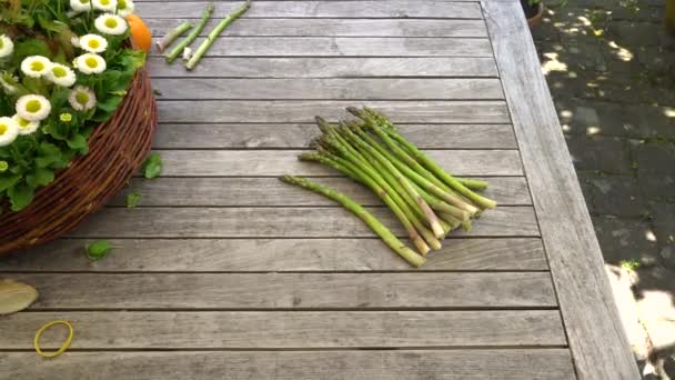 Footage Bunch Fresh Green Asparagus Lying Wood Table — Stock Video