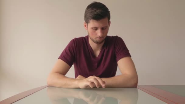 Jovem Sentado Mesa Lutando Para Fazer Uma Escolha Decisiva Médio — Vídeo de Stock