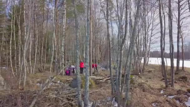 Aerial Família Perto Fogueira Floresta Primavera — Vídeo de Stock