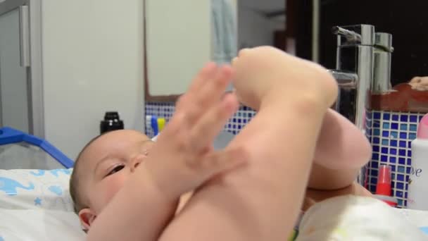 かわいいです6ヶ月若いです男の子遊びますともにダミーと彼の足でザバスルーム — ストック動画