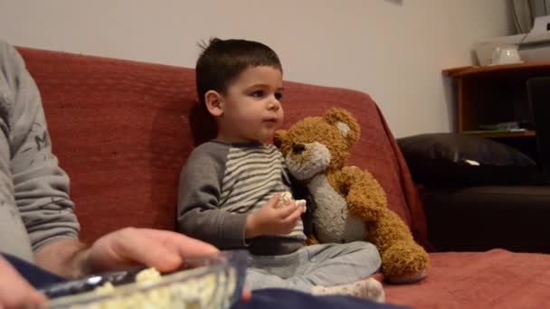 Baba Iki Yaşındaki Oğlu Patlamış Mısırla Birlikte Televizyon Izliyorlar — Stok video