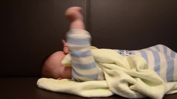 Schattige Zes Maanden Oude Baby Jongen Wakker Bank Wrijven Zijn — Stockvideo