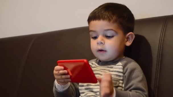Милый Двухлетний Мальчик Играющий Игровом Смартфоне — стоковое видео