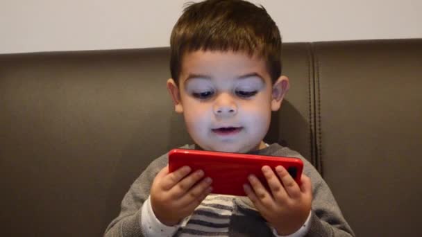 Akıllı Telefondan Çizgi Film Izleyen Iki Yaşında Tatlı Bir Çocuk — Stok video