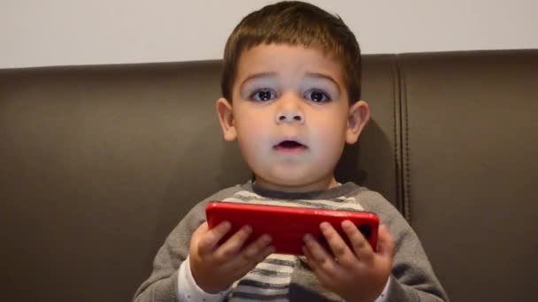 Lindo Niño Dos Años Sosteniendo Teléfono Inteligente Explicando Algo — Vídeos de Stock