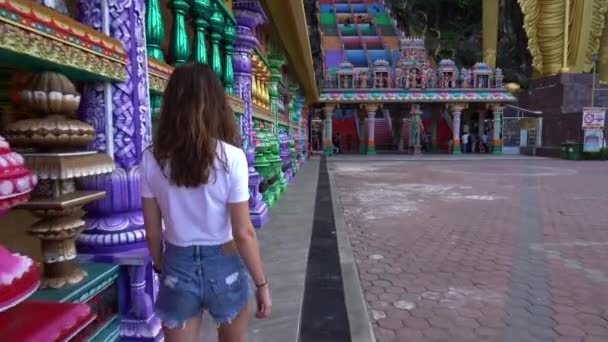 Frauen Gehen Mit Nach Oben Geneigter Kamera Auf Die Batu — Stockvideo