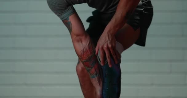 선수는 다리에 기대어 운동을 준비가 문신을 이심하게 사람은 로인해 그를막을 — 비디오