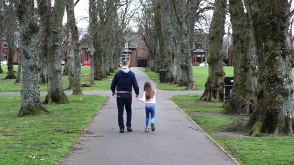 Μπαμπάς Και Κόρη Στο Τοπικό Πάρκο — Αρχείο Βίντεο