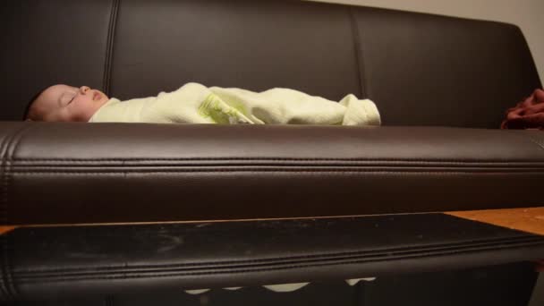 Ibu Membersihkan Meja Kopi Whille Bayi Sedang Tidur Sofa — Stok Video
