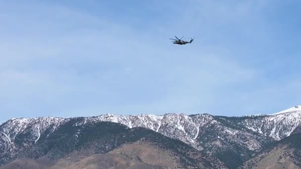 Helicóptero Militar Volando Comprobando Accidente Carretera — Vídeos de Stock