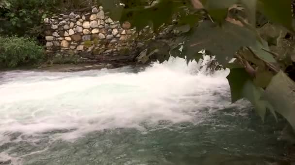 Cascada Cinematográfica Monterrey Sobre Fondo — Vídeo de stock