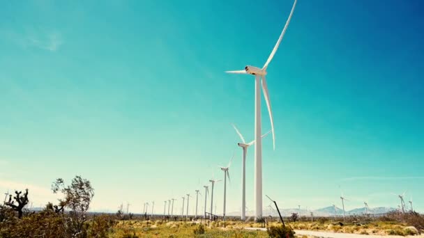 在沙漠山谷边的风车排成一行 迎风旋转 — 图库视频影像