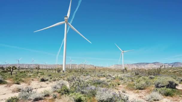 Molino Viento Granja Desierto Con Cielo Azul Día — Vídeo de stock