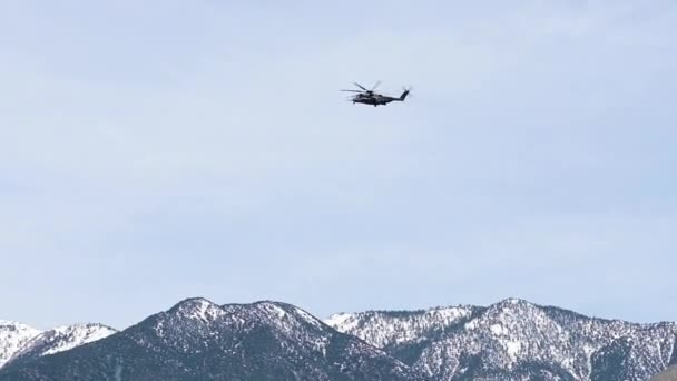 Helicóptero Militar Voando Acima Montanha Neve Verificando Área — Vídeo de Stock
