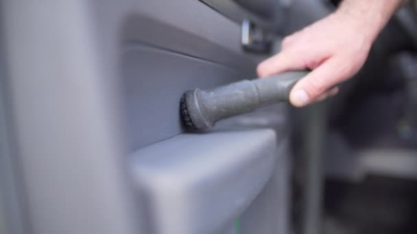 Hombre Hoovering Coche Fondo Cerca — Vídeo de stock