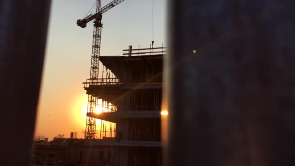 Construcción Grúas Pov Construcción Bloques Atardecer — Vídeos de Stock