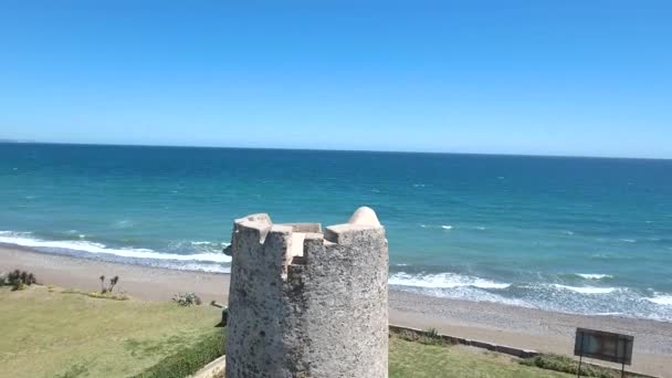 Volando Sobre Torreta Torre Estilo Antiguo Castillo Junto Mar Filmada — Vídeos de Stock